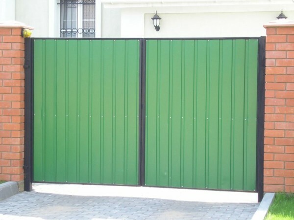 Na slici: vrata su dobro u kombinaciji s bilo kojim ograde