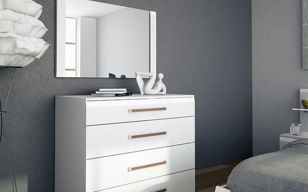 Chest of drawers with a mirror in the bedroom: a photo of a dressing table, a pedestal and a console, a dressing table, a white set
