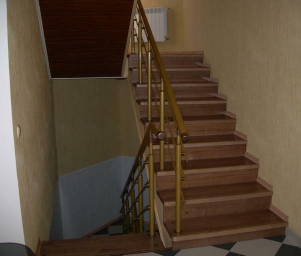 Výborná fit v interiéru schodiště s kovovým rámem, který je vyzdoben ve dřevě