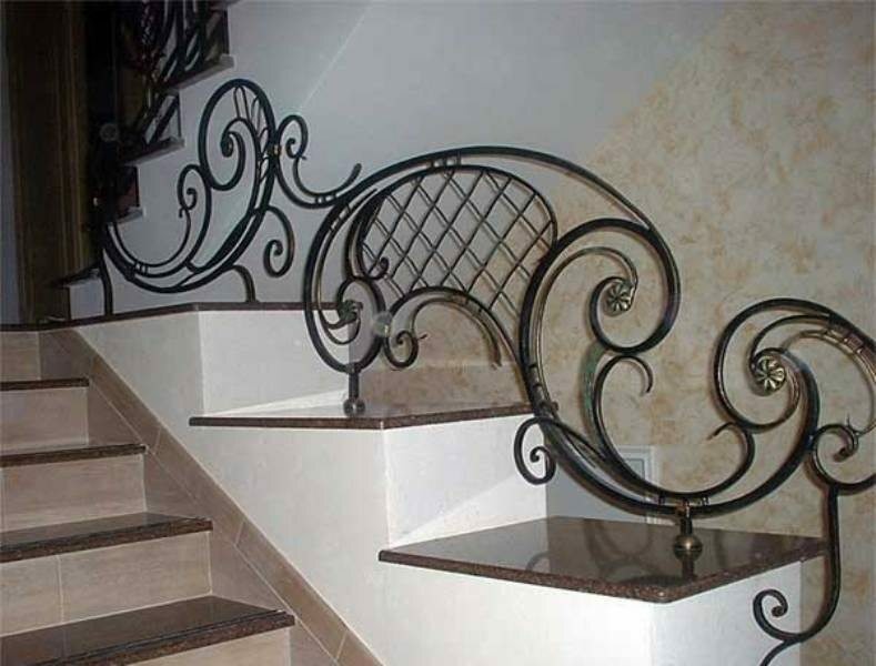 Tyto originální kované železné zábradlí na schodech, ale nepohodlné
