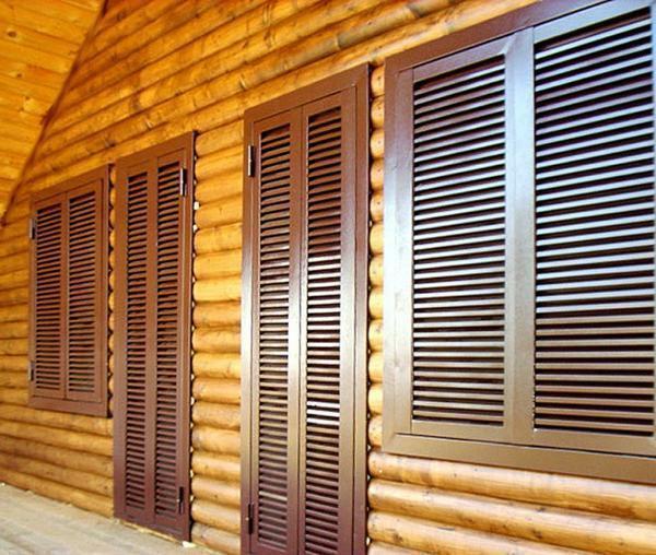 Holzfensterläden können auch Lamellentyp verwendet werden, um Schutz