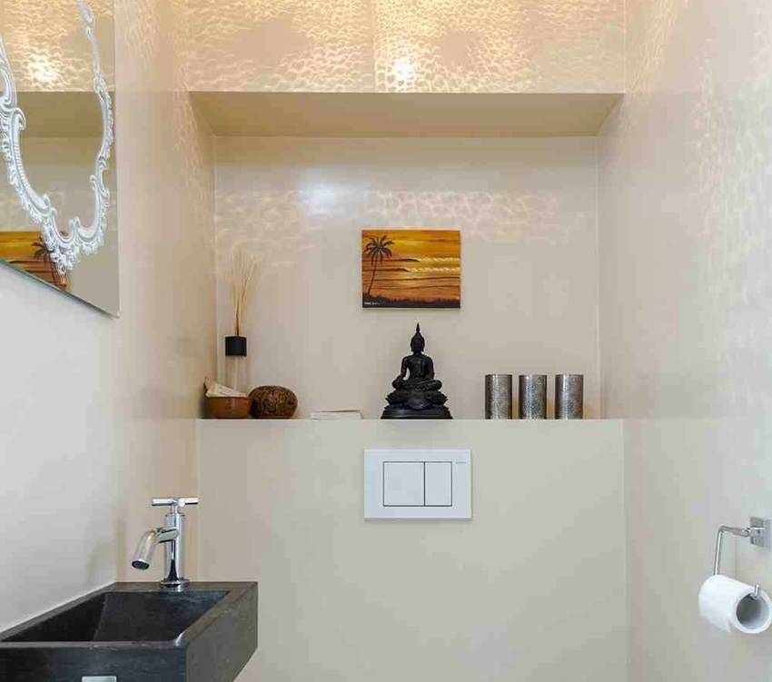 Bij het bekleden van de installatie in het toilet wordt een compacte en functionele plank gevormd