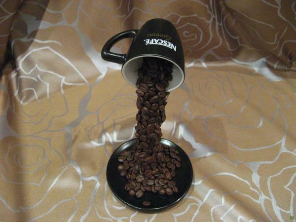 De samenstelling in de vorm van een vliegende kopje koffie bonen verrassen en verbazen met hun eigenheid