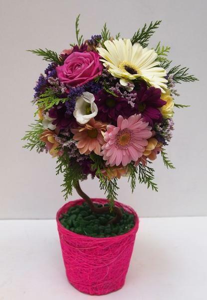 Topiary of artificial flowers will help to decorate the interior perfectly
