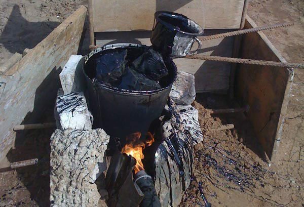 Hot bitumen mastic før bruk må varmes opp.