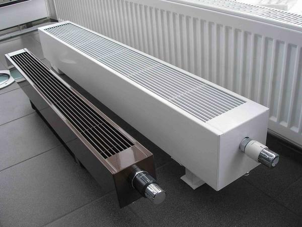 Vandens šildymo radiatoriaus ventiliatorius paskirsto karštą orą aplink kambarį