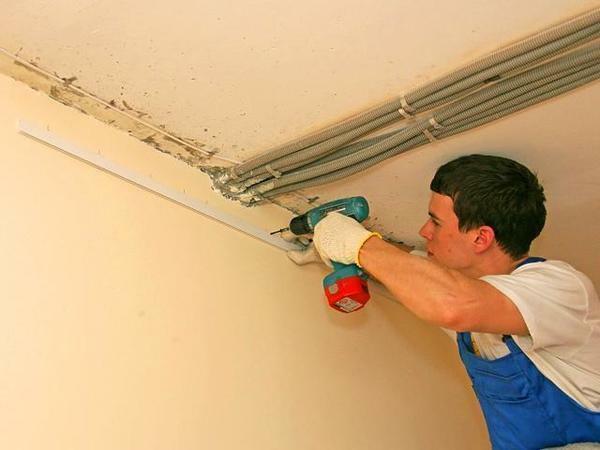 Préparer la surface du plafond avant de commencer le travail.À l