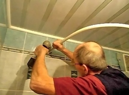 Installation of a cornice in the bathroom