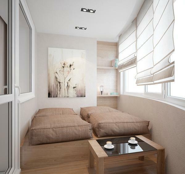 El dormitorio en el balcón: el diseño y la imagen, coloque el balcón del apartamento, interior combinado de la pequeña habitación, la cama