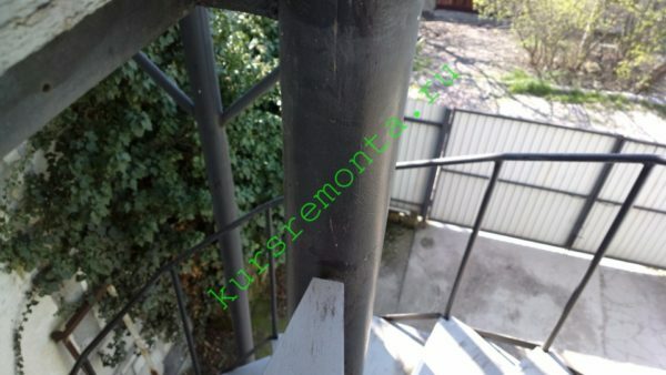 estructura de metal pintado balcón en la foto esmalte alquídico PF-115.