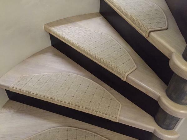 Tapak langkah tangga: lapisan karpet, ukuran antislip, lebar tikar dan dimensi