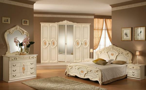 You should choose such furniture for the Italian bedroom, which will not merge with the floor