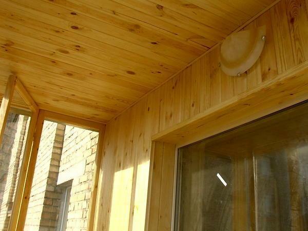 Skôr, pre konečnú úpravu stropov na balkónoch použité drevo