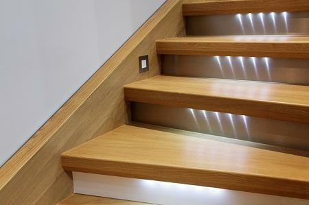 Datorită iluminării de pași vă puteți îmbunătăți semnificativ calitatea estetică a scărilor