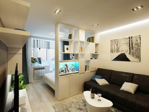 V malej spálni, obývacia izba TV by mala byť umiestnená v blízkosti múru naproti pohovke