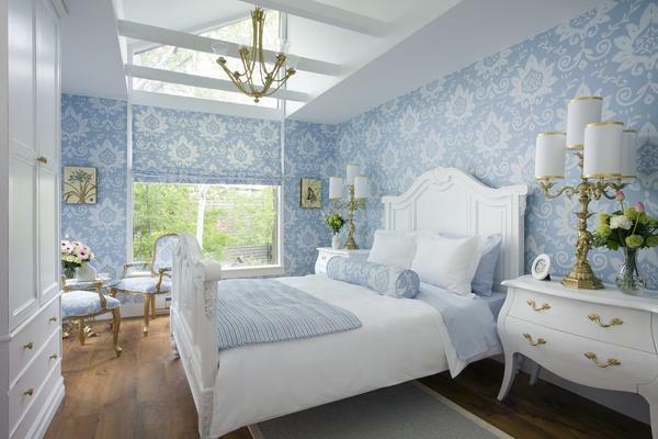Make spálne umožní viac harmonické kombinácia modrej tapety so sadou posteľnej bielizne z podobnej farby