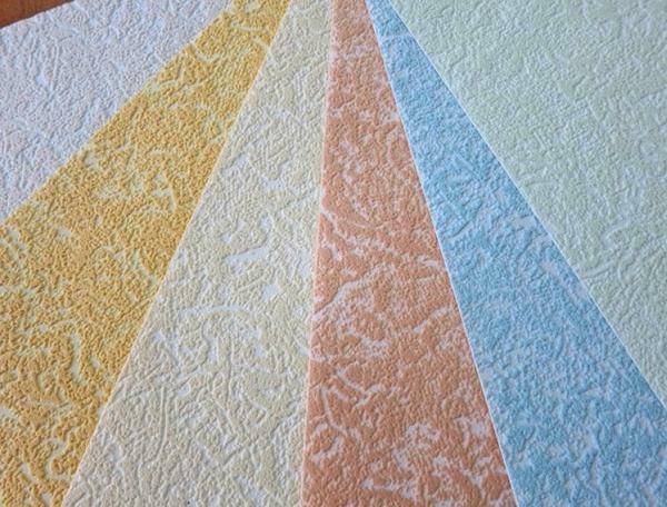 Paintable wallpaper dibuat tidak hanya putih, atau setidaknya - dengan biru muda, mereka memiliki warna pucat dalam beberapa variasi