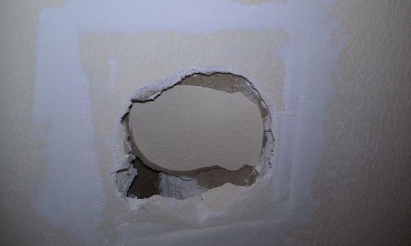 In order to repair a large hole in the plasterboard, you must first make a marking on the wall and prepare a putty mixture