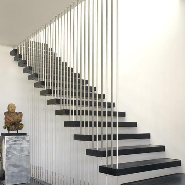 En fremragende løsning til interiører, lavet i stil med hi-tech eller moderne, er brugen af ​​stiger, trapper, som er fastgjort til væggen