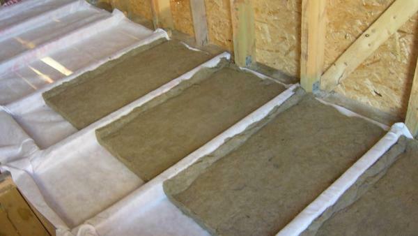 Many experts believe that it is better to lay a layer of mineral wool from the side of the attic