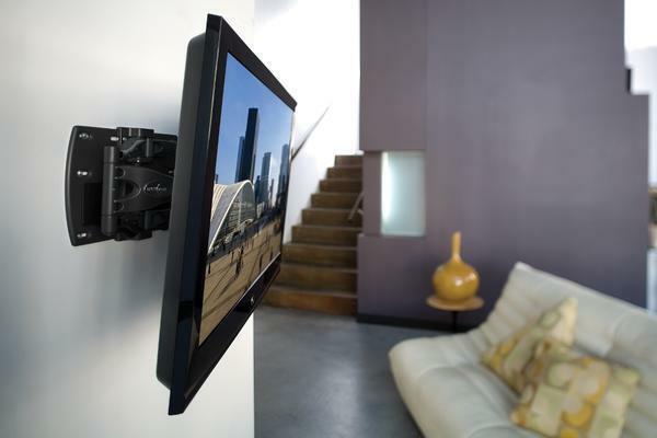 Innan du hänga TV på väggen, är det nödvändigt att tänka i förväg om var bäst att lägga ledningar