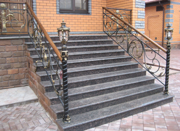 Hlavní schodiště betonu je ideální pro domácnosti, lemované červených cihel