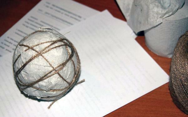 Om de oorspronkelijke idee voor vormsnoei te realiseren, kunt u een zelfgemaakte ballon gemaakt van papier