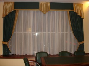 El diseño de cortinas de la ventana, costura: persianas, cortinas en el interior del armario, habitación pequeña