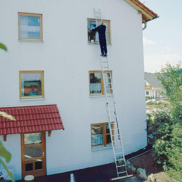 Folosind o scara de trei secțiuni, puteți efectua cu ușurință lucrările de reparații la înălțime într-o casă de țară