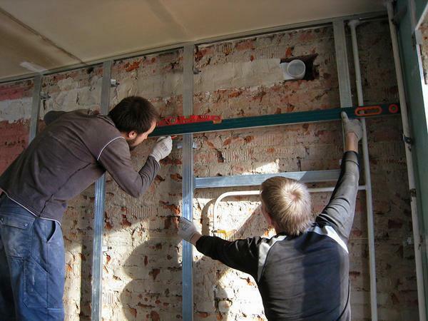 Prima di rinfoderare le pareti di cartongesso in una casa in legno, saturare le pareti con composizione antisettico