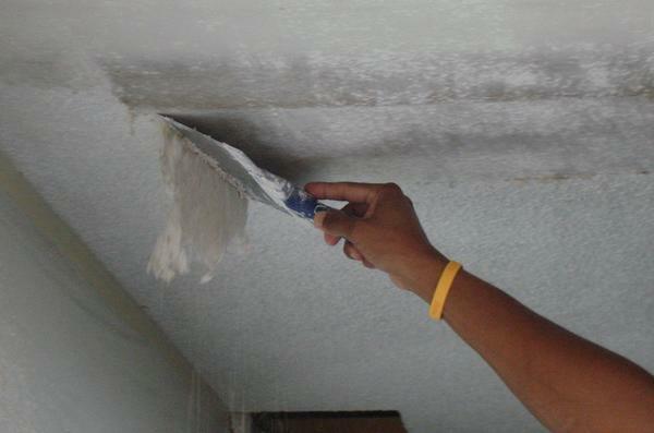 Antes de montar el bastidor debajo del panel de yeso a la pared o en el techo, es necesario llevar a cabo trabajos de acabado preliminar