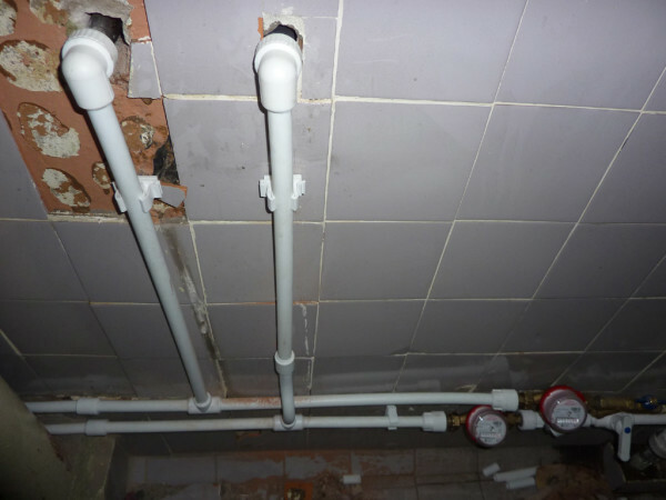 rekonstrukce kuchyně v Chruščova: instalace nového zásobování vodou plastovou