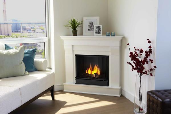 The corner electric fireplace perfectly fits into a small living room thanks to its compact dimensions