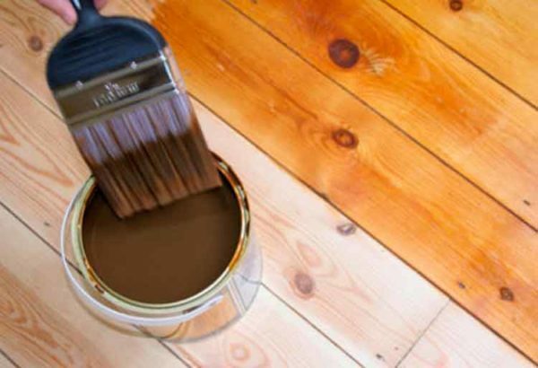 Impregnavimas medienos grindys polimero gruntas padidinti jų atsparumą drėgmės.