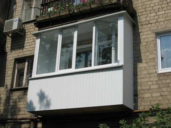 Typisk balkongen i en fleretasjers bygning.