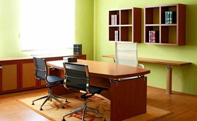 Ryškios šiltos spalvos yra naudojamos biurų plėtra