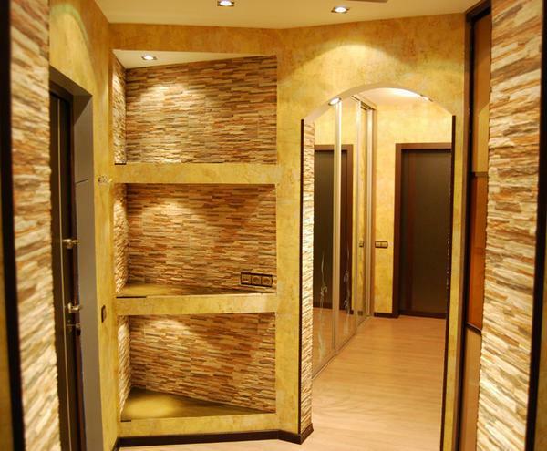 Avec plaque de plâtre dans le couloir peut organiser des niches, des étagères, des arcs, et même pour fabriquer des meubles