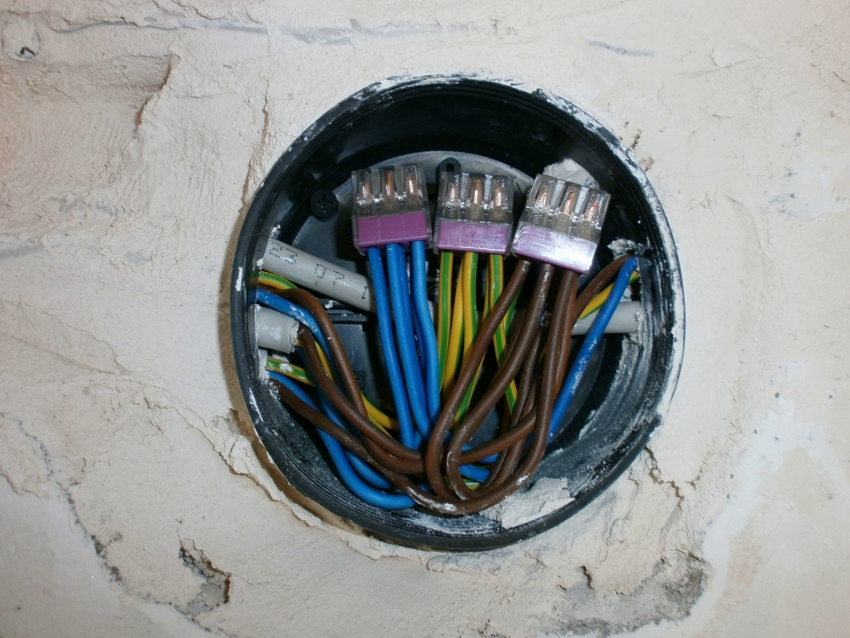 There is enough space inside the socket to accommodate the necessary wires