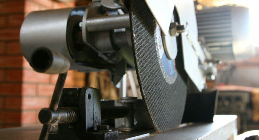 Schneidemaschine für Metall mit ihren Händen: Fertigungstechnik