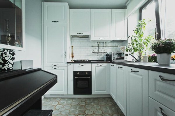 Hintergrundbild für eine kleine Küche in der Chruschtschow sollte so neutral wie möglich sein, strukturierte Beschichtung für die Malerei betrachtet