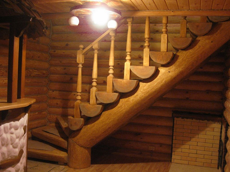 Kāpnes no baļķiem izskatās lieliski interjera stilā valstī