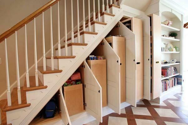 Lai maksimāli aizpildītu telpu zem kāpnēm mēbelēm jāizvēlas modeļus dažādu izmēru
