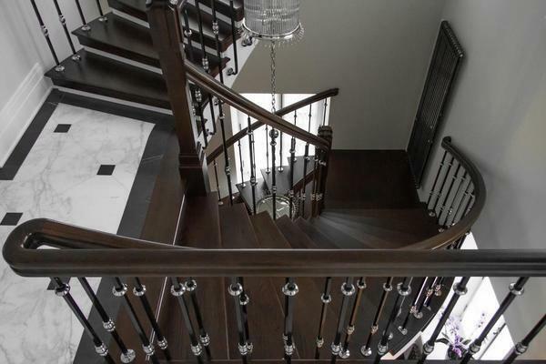 Bagus dan gaya interior akan terlihat tangga kayu dalam gaya klasik