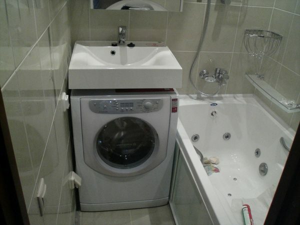 Sink näckros installeras i badrummet tvättmaskinen