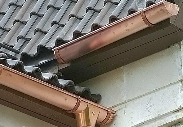 Montage Option tij op daken met verschillende hoogtes.
