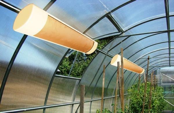 Växthus kan värmas på olika sätt. Varje variant har ett antal viktiga funktioner och fördelar