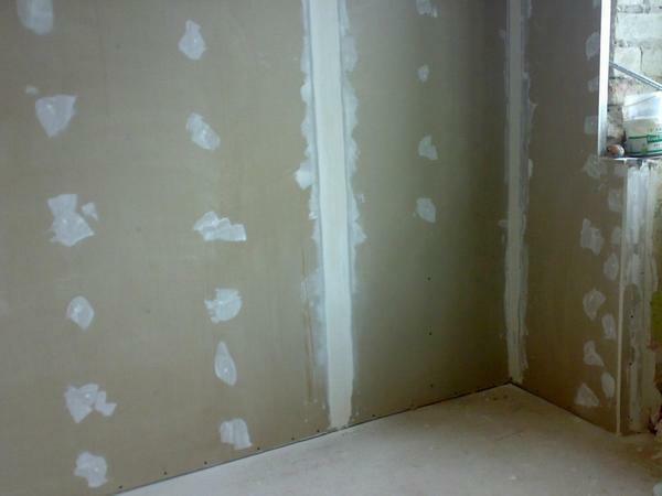 Preparación de los paneles de yeso por debajo del borde del papel pintado y se pegue a las paredes que en el proceso, si es posible pegar directamente