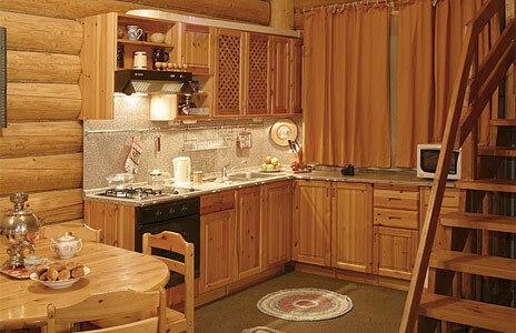 kuchyně interiér v dřevěném domě 