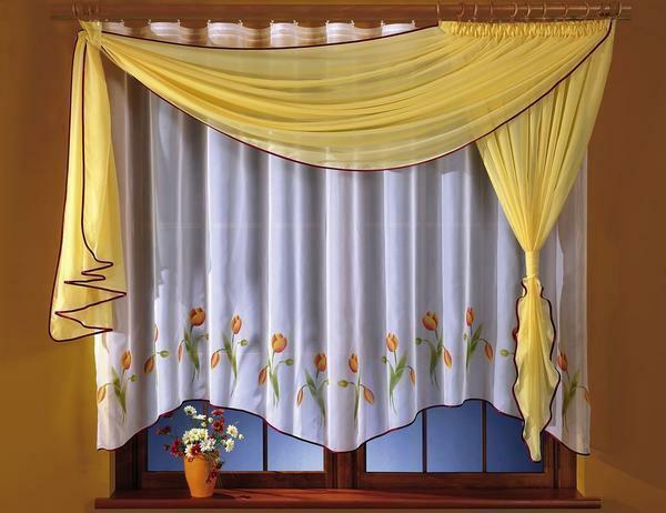 Pelmets Kuhinja: fotografije zavese z lambrequins, višina na eni strani, lepo in težko novice, pogledov