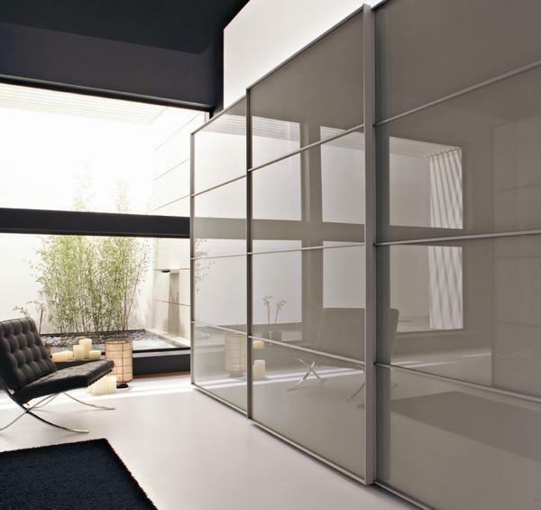 Porta para guarda-roupa: sistema de uma foto da sala, dobrando, espelho e acordeão, IKEA construída, balanço e raio, cremalheira para gabinete